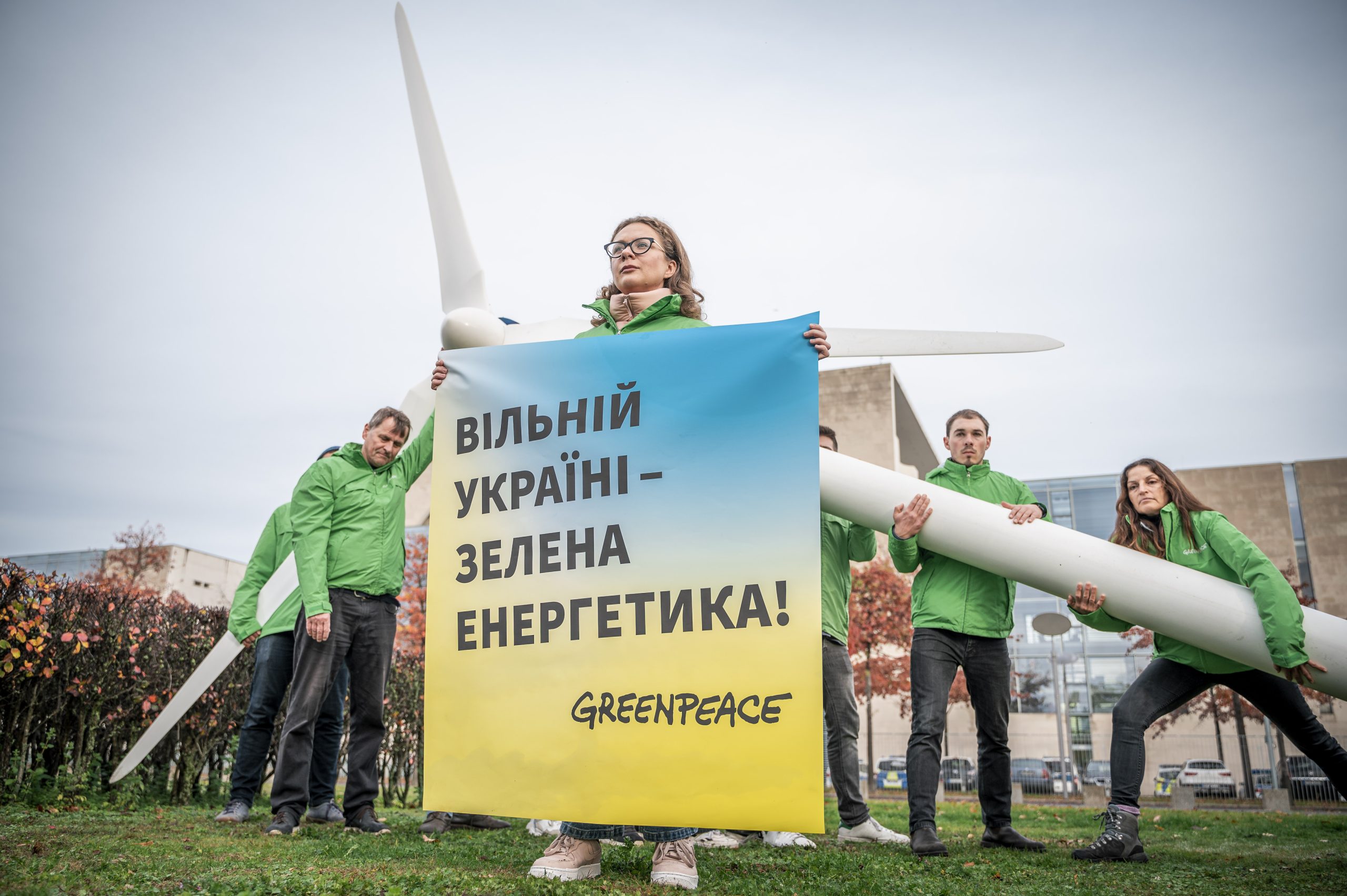 Under the topic: "A free Ukraine needs renewable energy", Ukrainian and Greenpeace activists are making a joint statement. The activists symbolically set up a wind turbine in front of the German Bundestag in Berlin. A banner is displayed that reads in Ukrainian and English: Free Ukraine Needs Green Energy.
